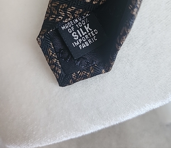 DKNY 100% Silk Black and Gold Patterned Tie - Picture 8 of 8